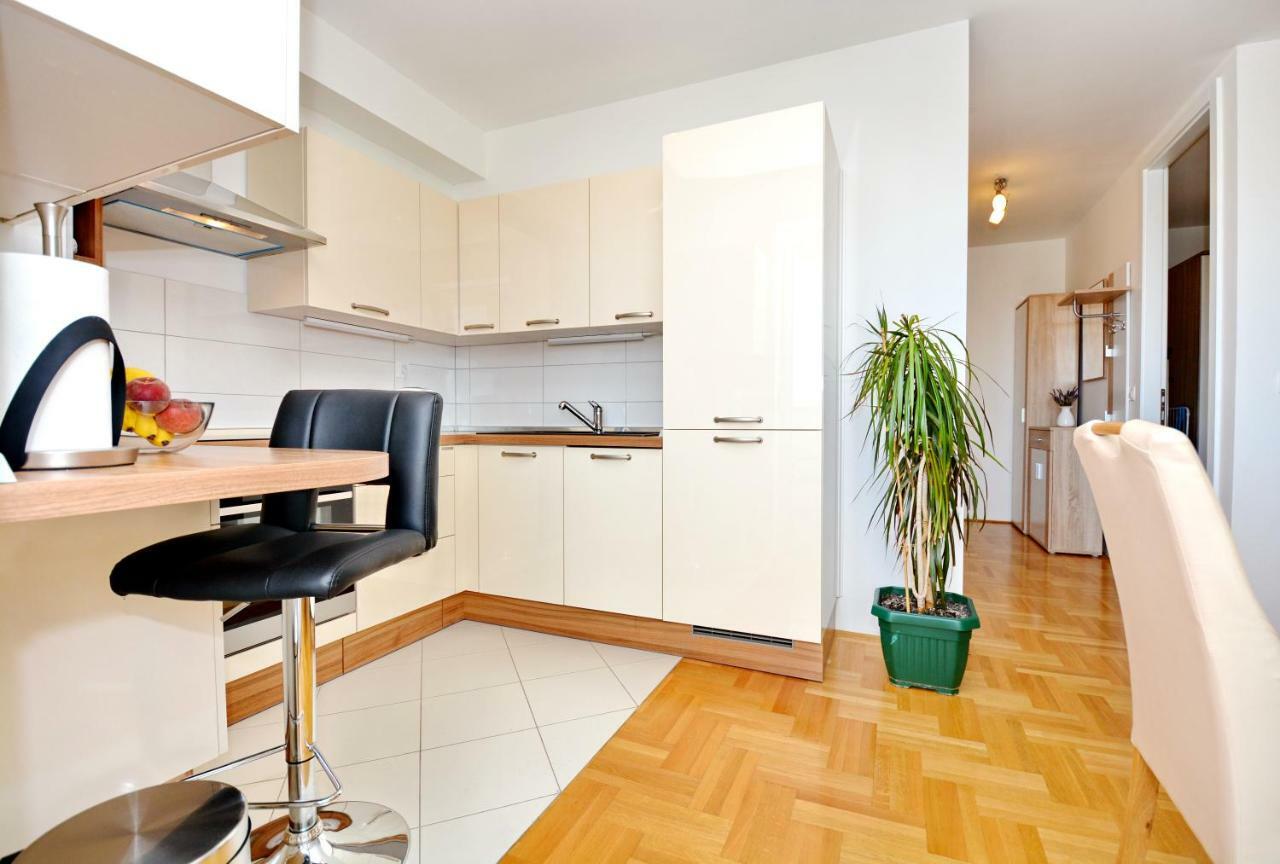 Dolac Apartment *
